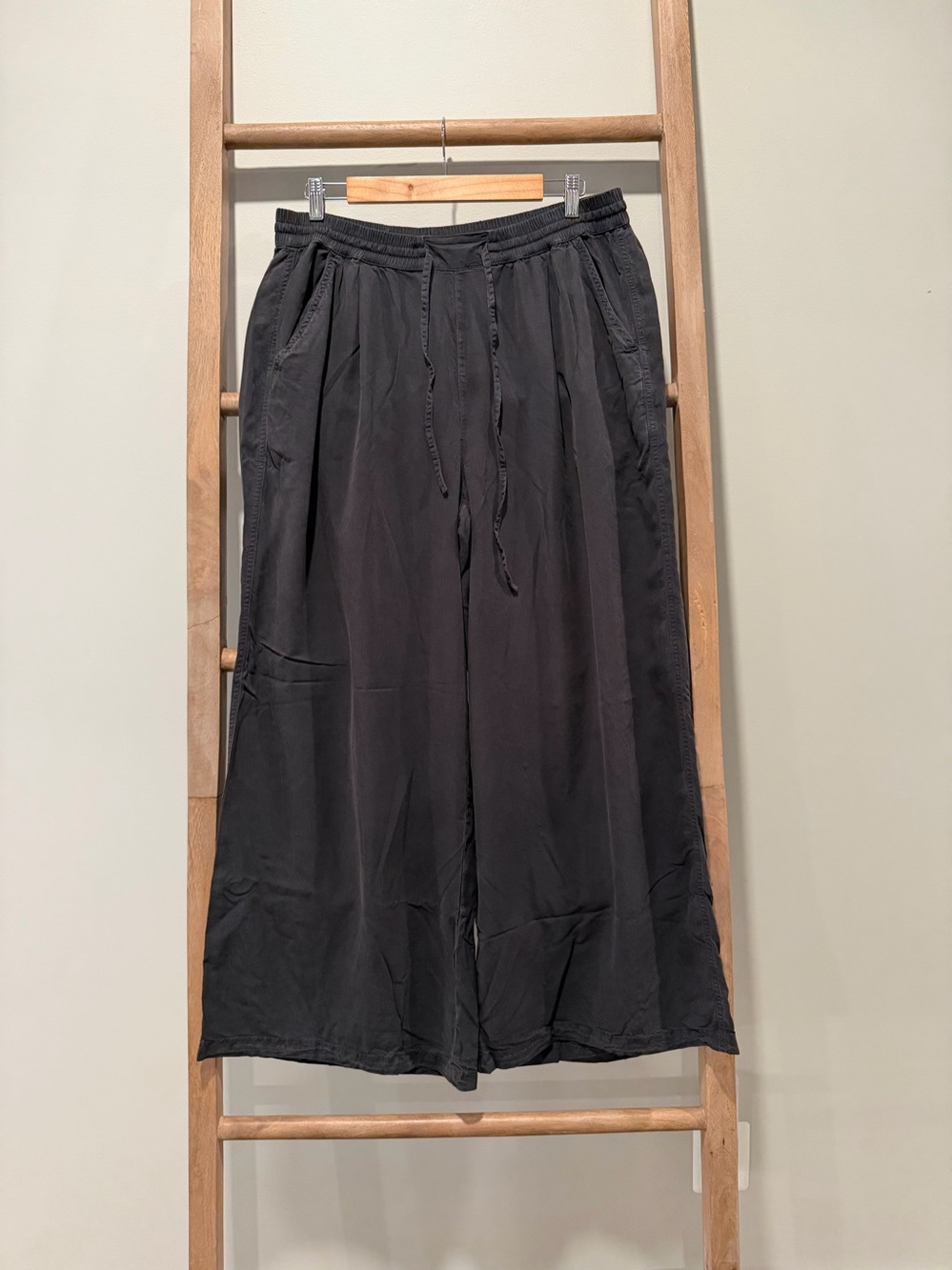 aerie women’s  Wide-Leg Drawstring Joggers — Black